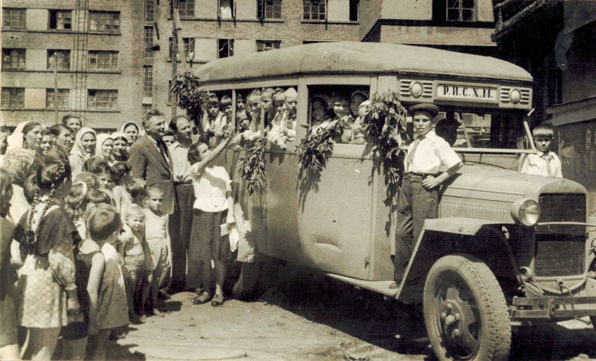 Леонид Красниченко провожает детей сотрудников РИСХМа в лагерь «Радуга» в Геленджике, начало 1960-х годов.