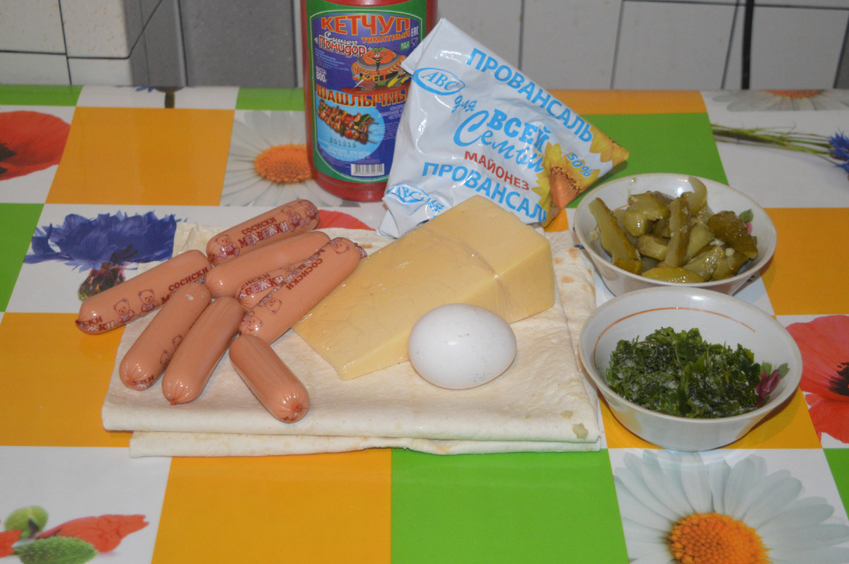 Пицца на лаваше с сосисками и консервированными огурцами. Шаг 1.