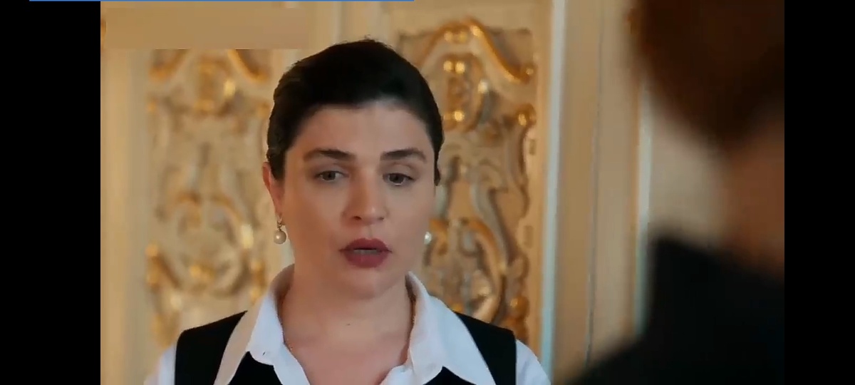 Нур в форме прислуги. 