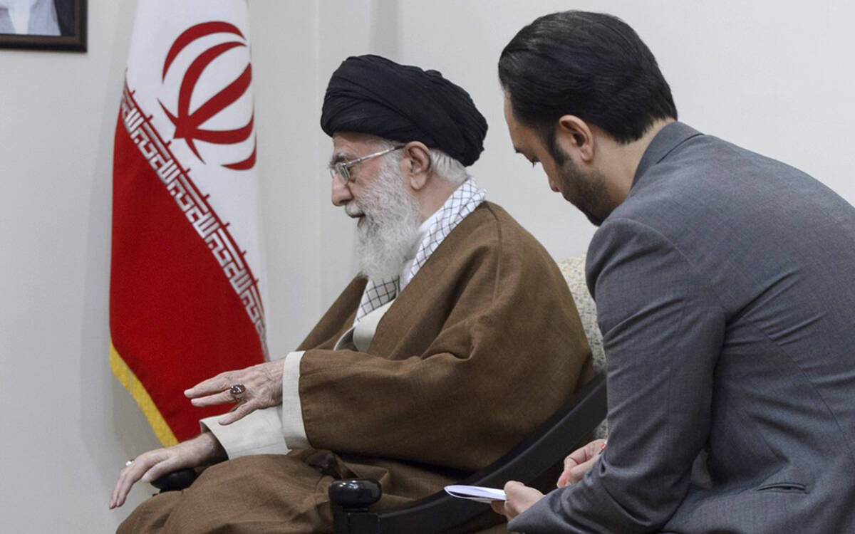 Верховный лидер Ирана Али Хаменеи не пострадал и пообещал «покарать Израиль»Фото: kremlin.ru