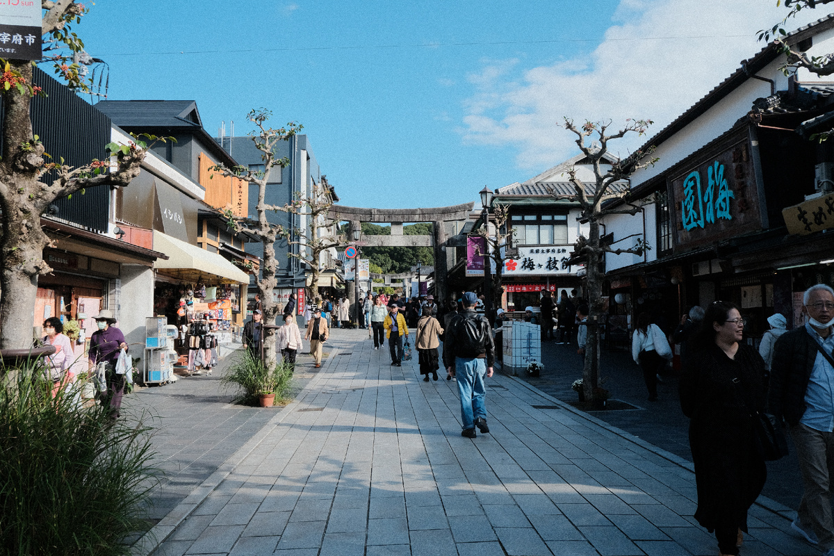 Дорога от станции Dazaifu к Храму Дадзайфу Тэнман-гу.