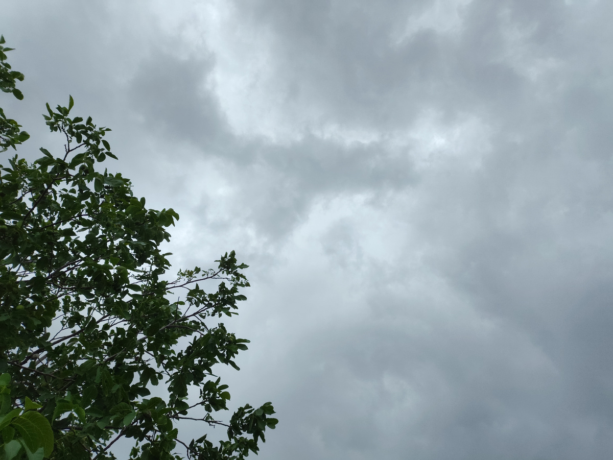 Хотя еще тучки местами висят. Фото сделаны одновременно.