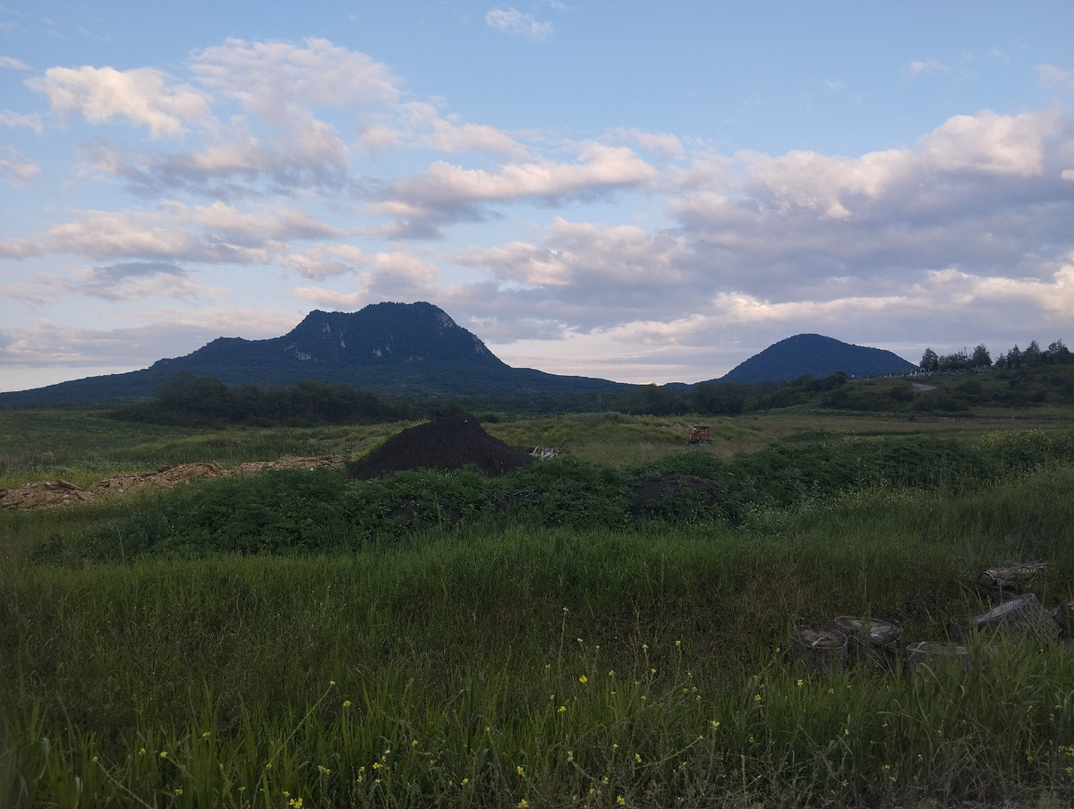 Маленький холм на переднем плане пытается соперничать по очертаниям с нашими горами)