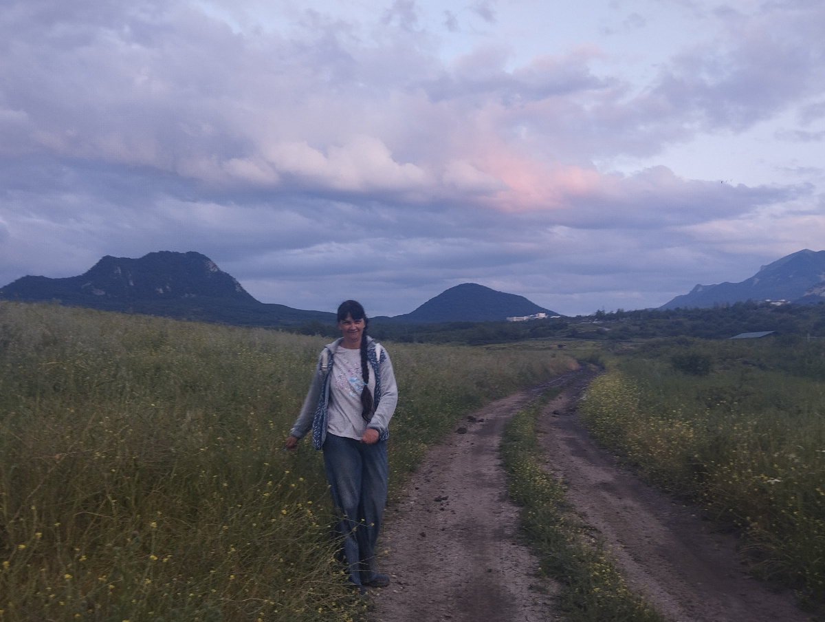 Иду на закат по грязным от проливных дождей дорогам