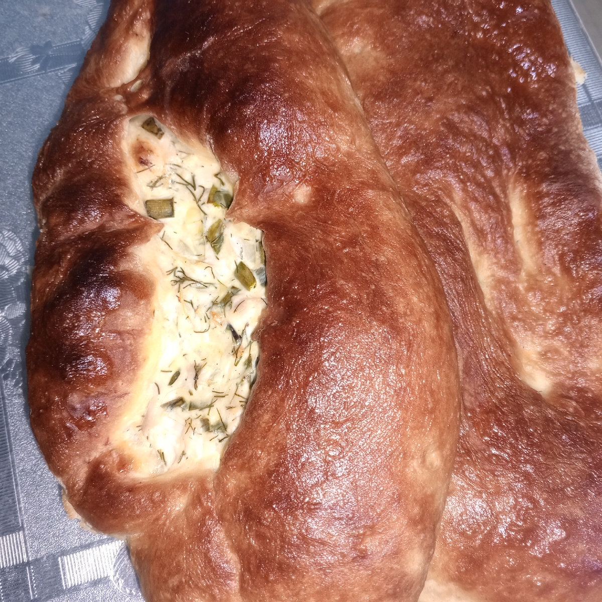 Два пирога. Смазывала маслом, закрытый и типо расстегай