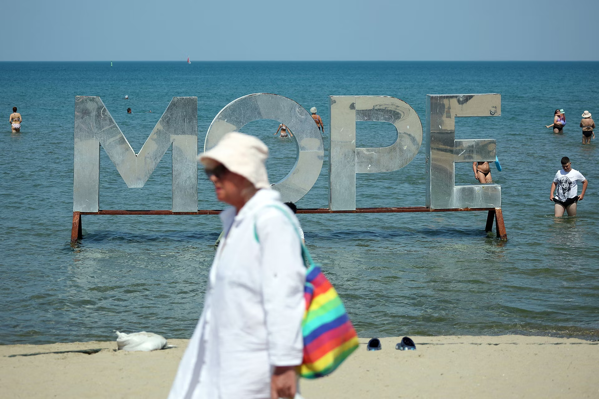 Здесь и далее пляжная зона в Анапе. На побережье Анапы введены ограничения к посещению пляжей и установлены предупредительные баннеры из-за последствий ЧС
Фото здесь и далее: Виталий Тимкив / РИА Новости