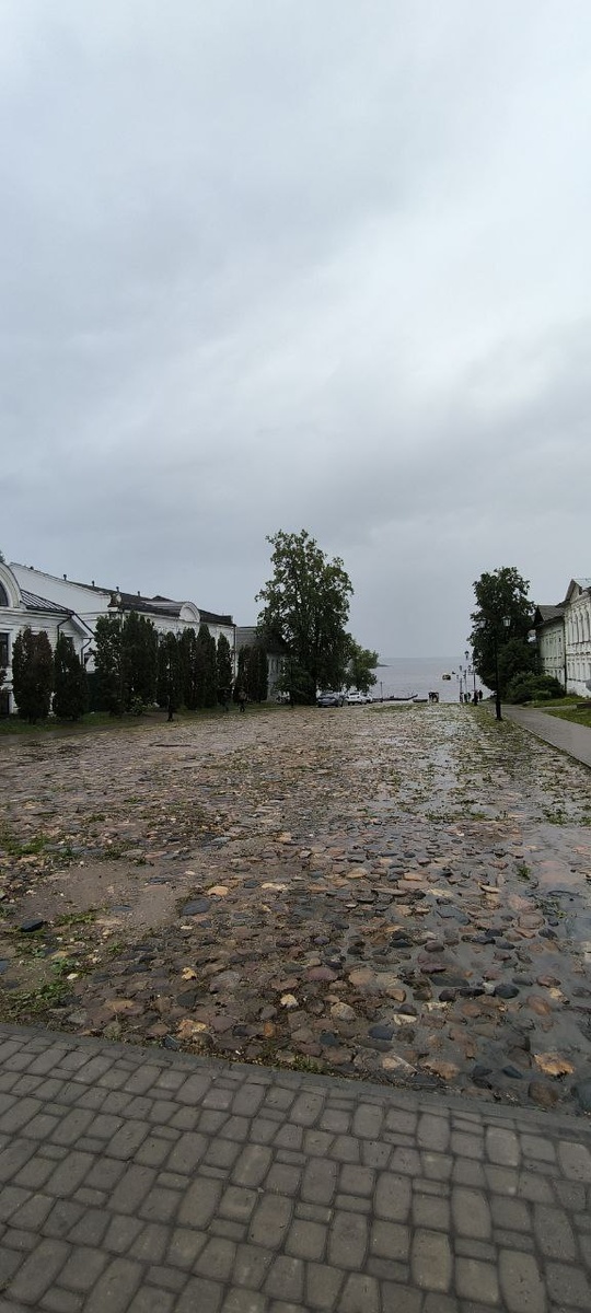 Набережная ,ведущая к церкви