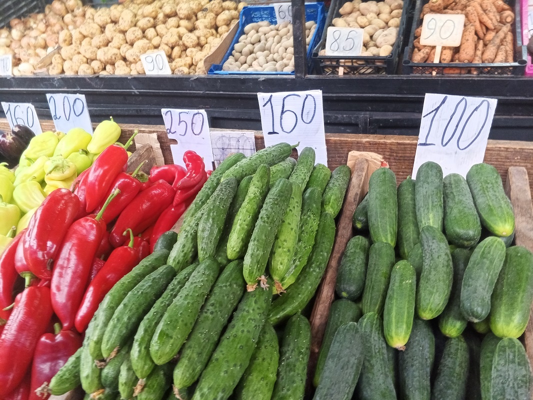 Это фотогалерея цен на овощи и фрукты на сухумском рынке