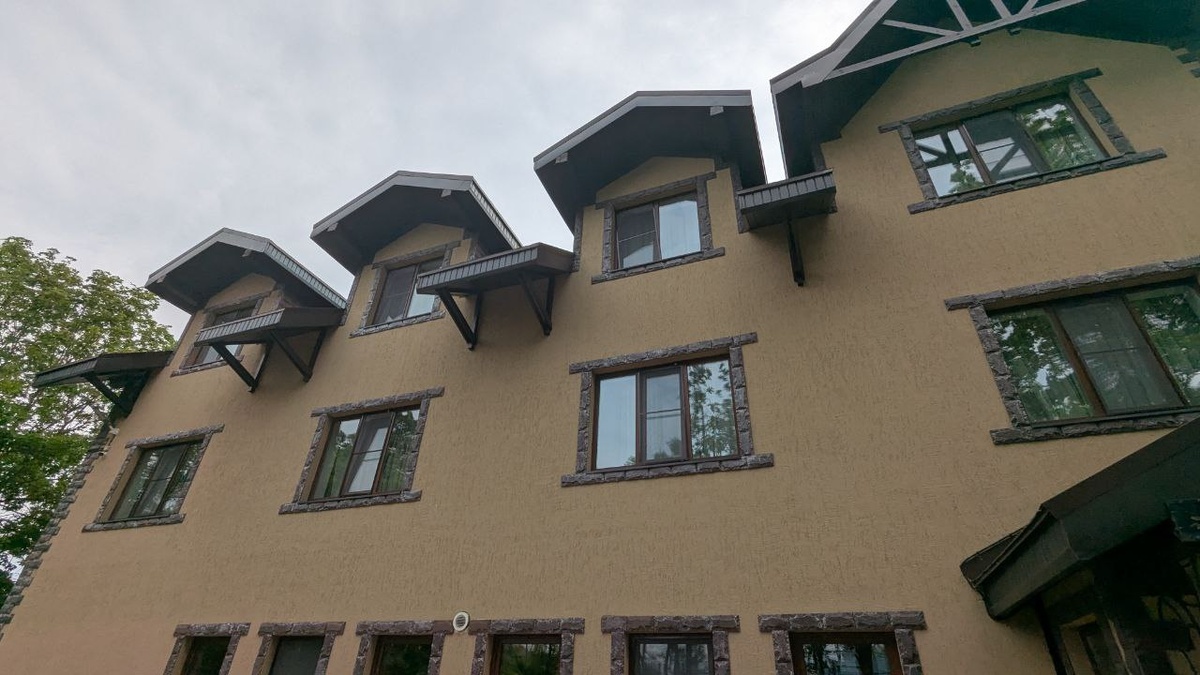 Здание нашего отеля Ого-го. Мы жили в номере на третьем этаже, мансардном.