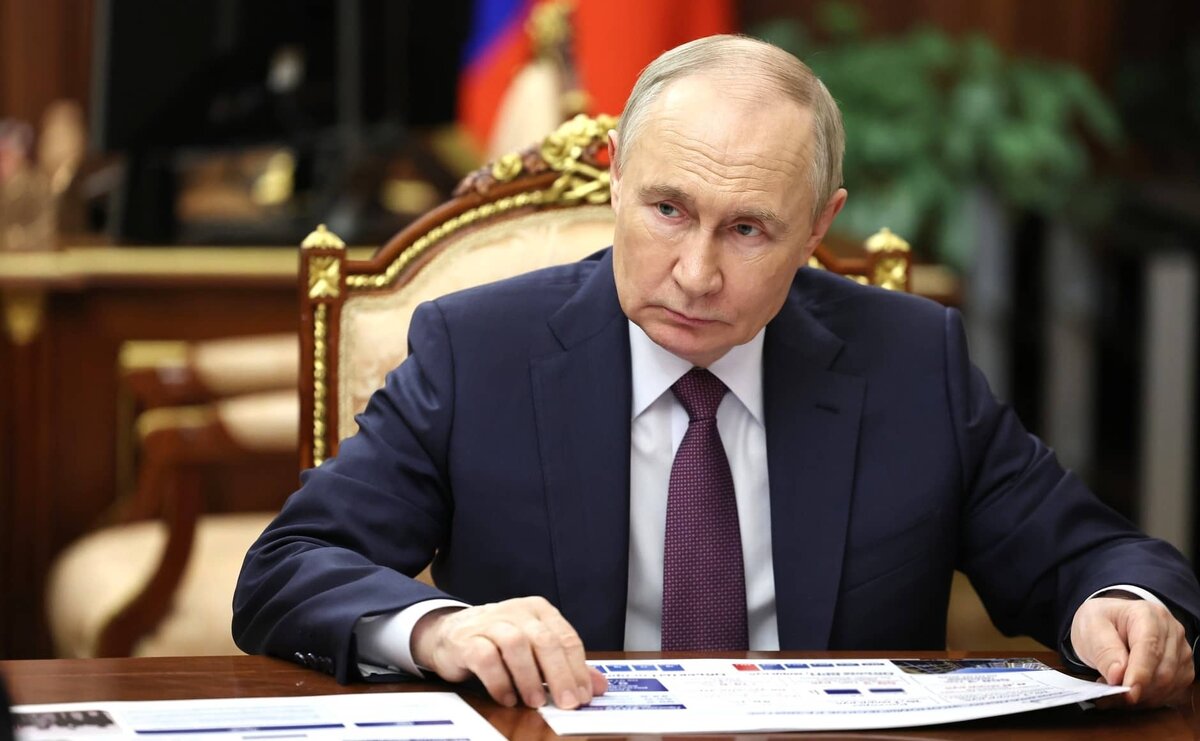 Фото: с сайта Кремля (http://static.kremlin.ru/media/events/photos/big2x/A2RTHjkJhTWWorV4Tmr9FasXUS6iQ0AZ.jpg)