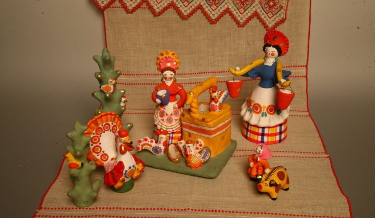     Дымковская игрушка Источник: РОСИЗО Автор фото: РОСИЗО