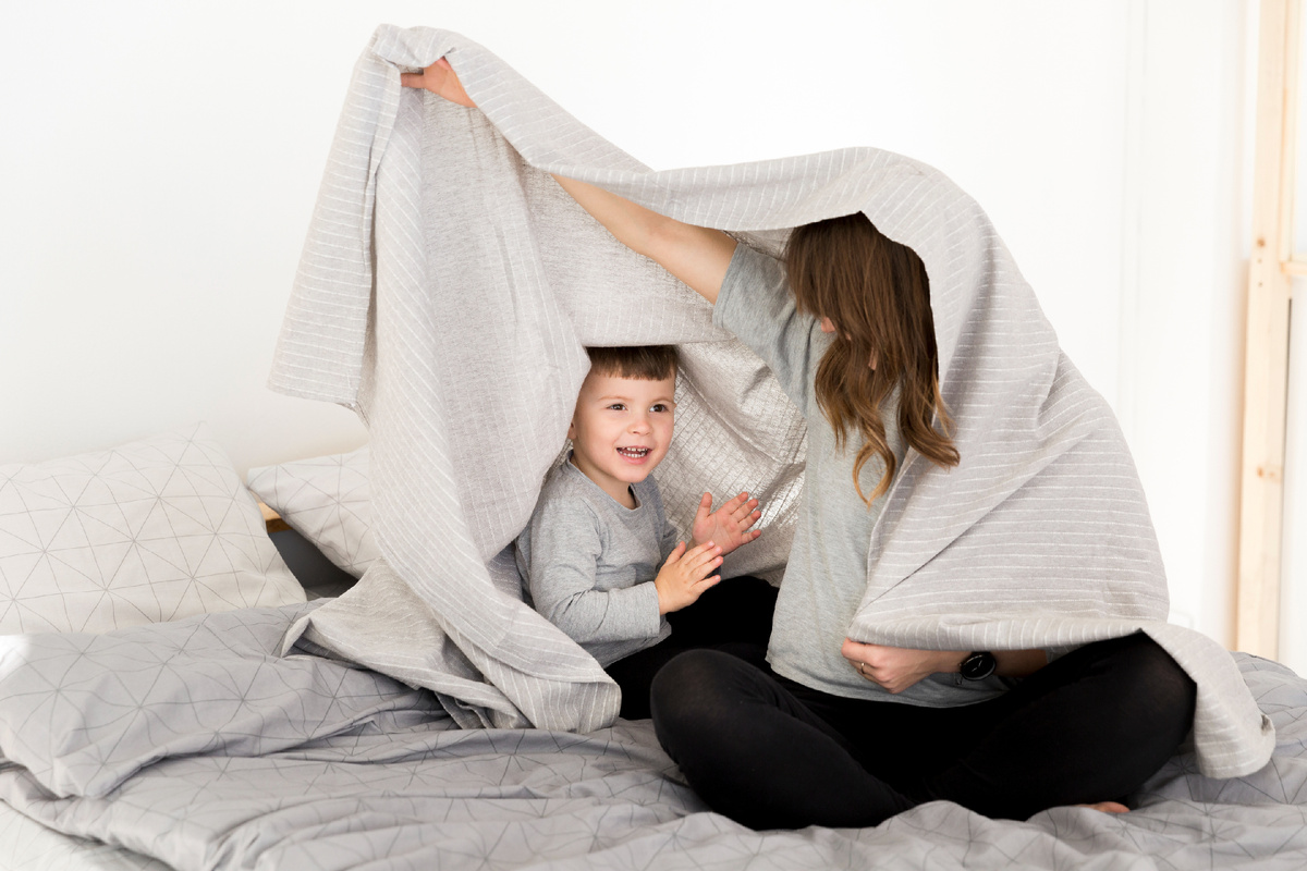https://ru.freepik.com/free-photo/mother-son-playing-bed_6881446.htm