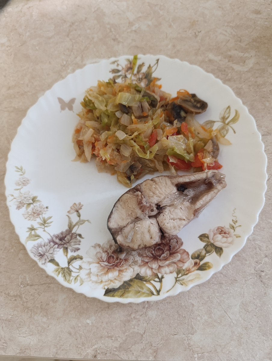 Фото автора. Белорыбица и капуста тушеная.