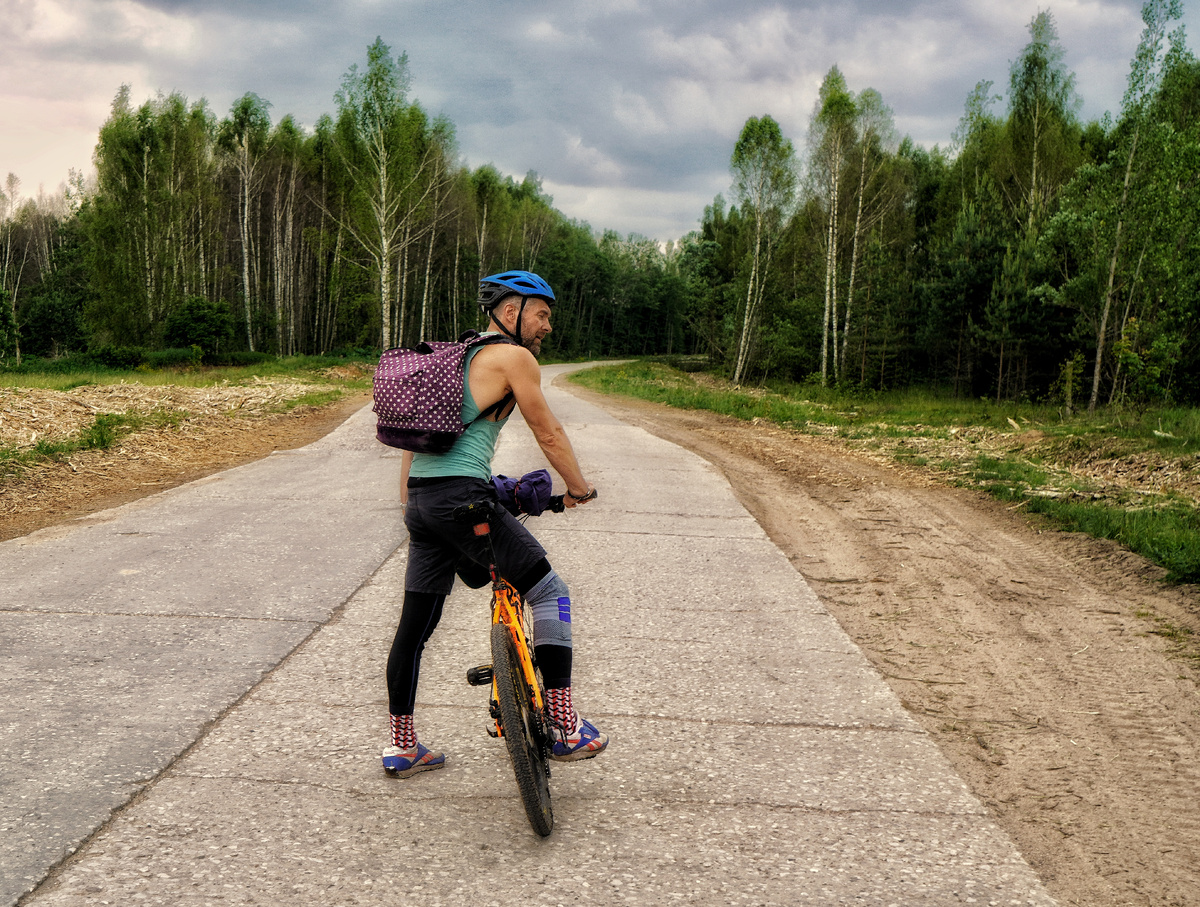 Мое велопутешествие Москва — Тверь: два дня свободы и приключений, в эти длинные июньские выходные я наконец решился на то, о чем давно планировал: отправиться в велопутешествие из Москвы в Тверь. Два дня, по лесам, полям и берегам Волги — идеальный способ перезагрузиться, уйти от городской суеты и почувствовать настоящую свободу движения. В основном путь пролегает по грунтовым и лесным дорогам, с   участками песка и даже бродами — скучать нам не пришлось! Из снаряжения я взял только самое необходимое