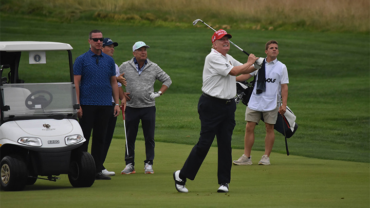    В любой непонятной ситуациии Трамп отправляется играть в гольф. Фото: Kyle Mazza/Keystone Press Agency/Global Look Press