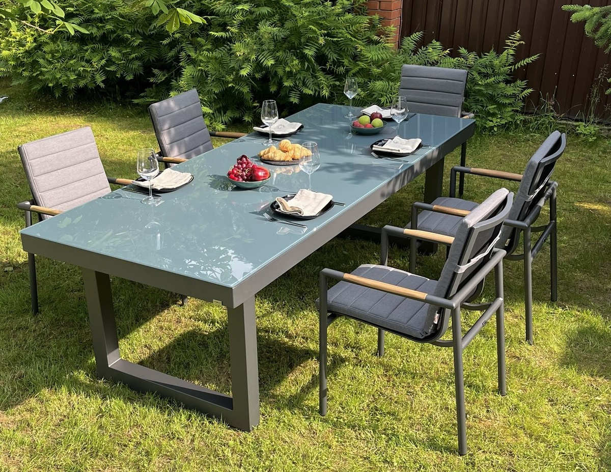 Стол со столешницей из стекла от компании садовой мебели Paraterras: алюминиевый каркас и изящная стеклаянная столешница