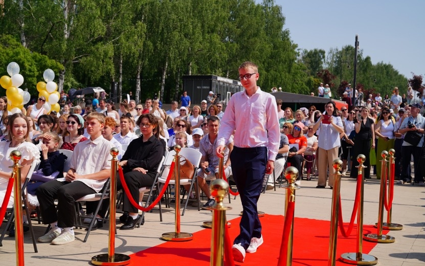  Один из талантливых школьников идет на сцену, чтобы получить грант. Фото: пресс-служба города Ижевска