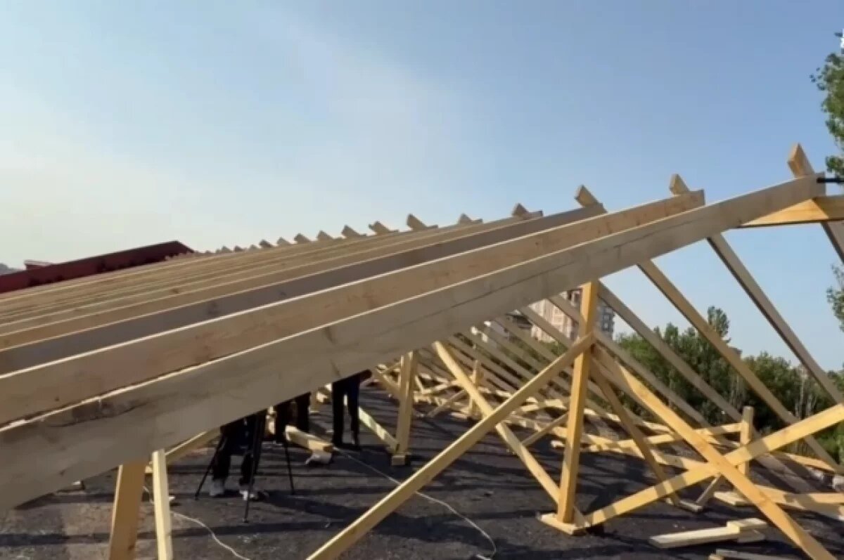    В Махачкале восстанавливают крышу жилого дома, сгоревшую в пожаре