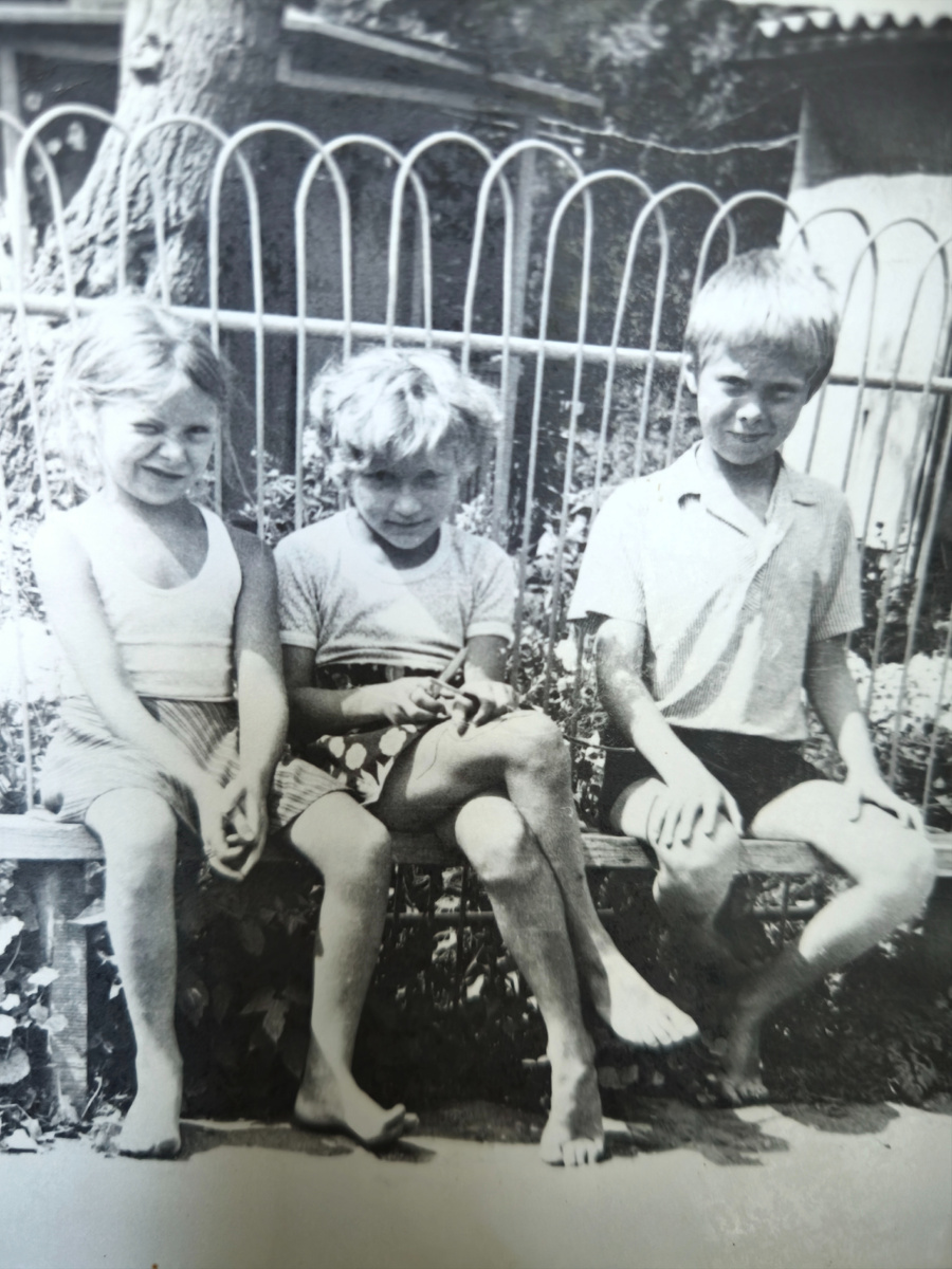 Прыгала с крыши по-младше, но для иллюстрации пойдет. В этой банде с двоюродными братом и сестрой, я в центре, в руках складешок и палка. Босоногое лето у бабушки на Алтае