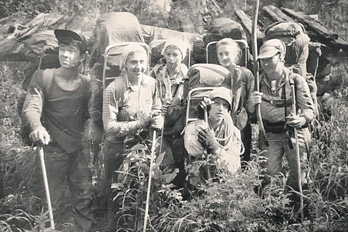 Последняя фотография группы вместе Тимур Бапанов, Татьяна Филипенко, Вика Залесова, Денис Швачкин, Валя Уточенко, Людмила Коровина. Саша Крысин — за кадром. Он фотографировал