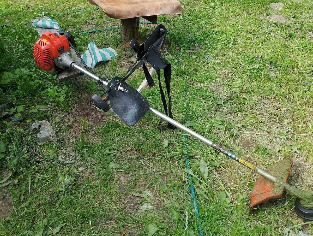 Вон, на триммере висит "бюстгалтер".