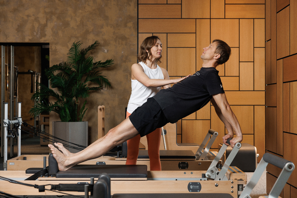 Профессиональные теннисисты добавляют к своим тренировкам пилатес, чтобы улучшить свои результаты и избежать травм. Индивидуальная тренировка по пилатесу в студии Pilates RCC.