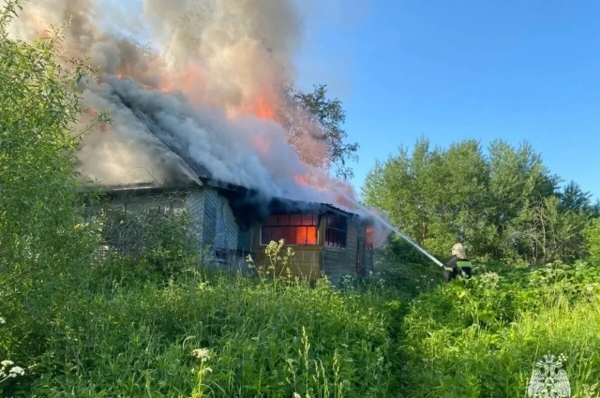    В Тверской области загорелся заброшенный дом
