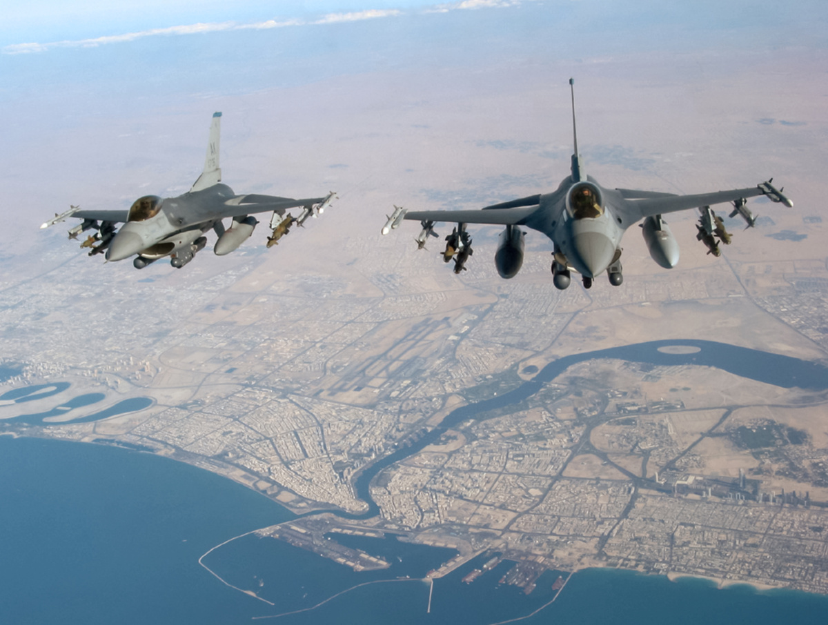 F-16 из 510 или 555-й эскадрилий. Ирак, начало 2003 г. - датировка вызывает сомнения. Оба самолета оснащены полным комплектом системы LANTIRN, что для операции "Iraqi Freedom" не типично. 