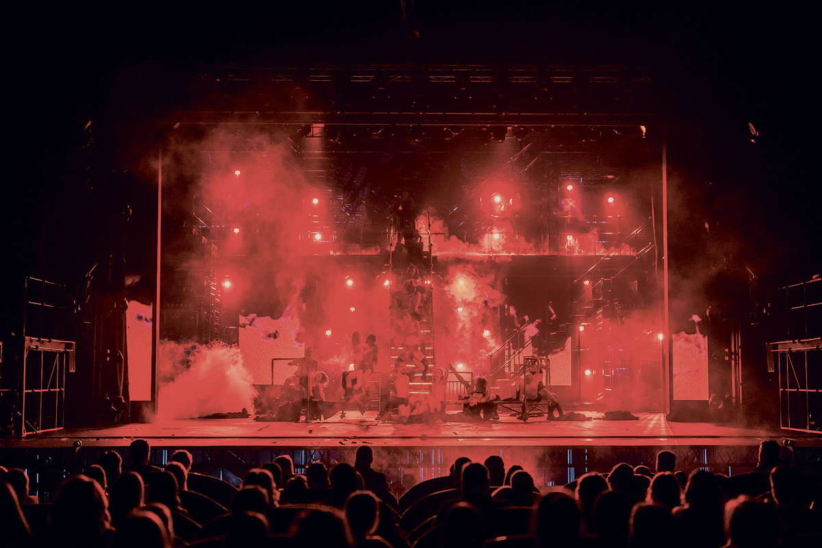    Каждое представление Ленинград Центра превращается в яркое неповторимое событие на стыке трёх искусств: музыки, театра и визуального артаАрхивы пресс-службы