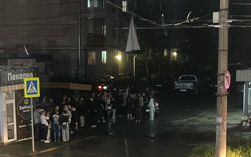  Толпа подростков на улице. Фото: vk.com/zlou18