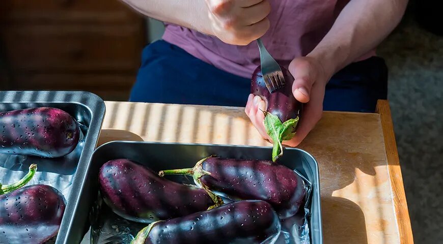   Чтобы баклажаны хорошо и равномерно запеклись, в нескольких местах их нужно проткнуть вилкой (Shutterstock/FOTODOM)