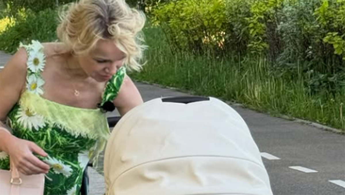 Виталины Цымбалюк-Романовская с коляской с дочкой Викторией. Фото: соцсети Виталины Цымбалюк-Романовской