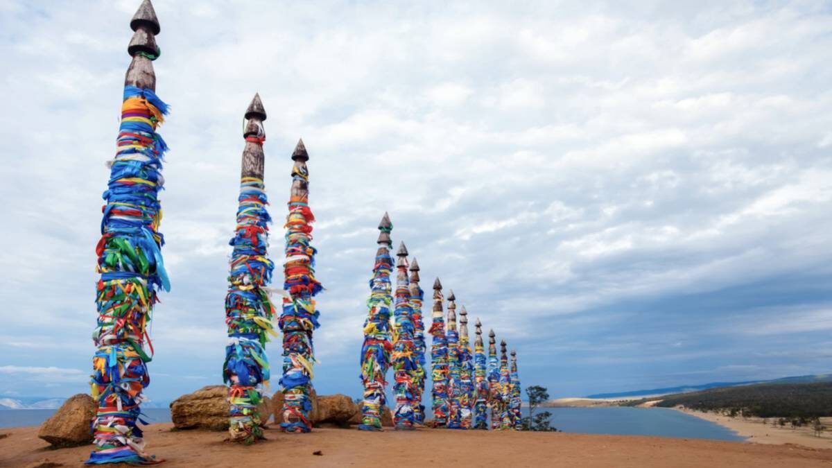    Тринадцать ритуальных сэргэ (столбов для коновязи. — «ВМ»), установленных на мысе Бурхан острова Ольхон. Они посвящены тринадцати нойонам — сынам тенгериев, высших богов. / Фото: Владимир Смирнов / РИА Новости