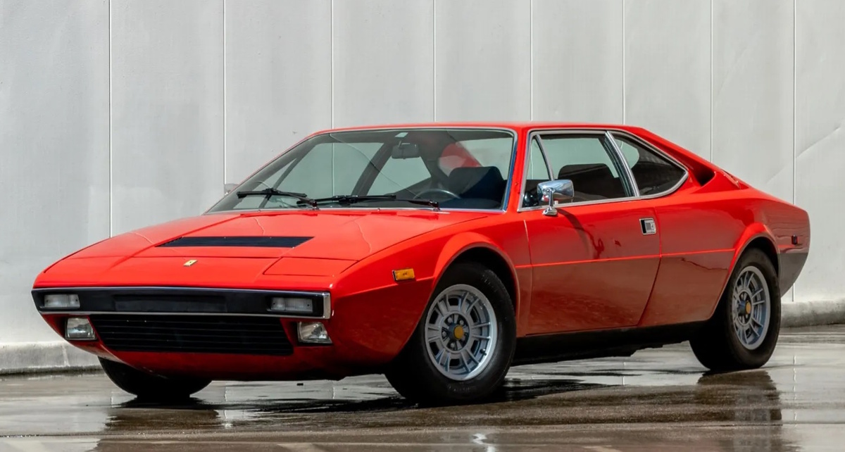 2+2 купе. Двигатель V8 2,9 литра по центру 255 л.с. Вес 1250 кг. Максимальная скорость 250 км/ч, разгон до 100км/ч 6.6 сек.