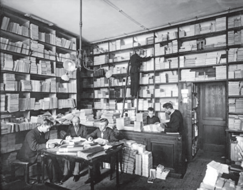 Переучёт в книжном магазине товарищества А.В.Суворина. Фото Дарья АКСАРИНА