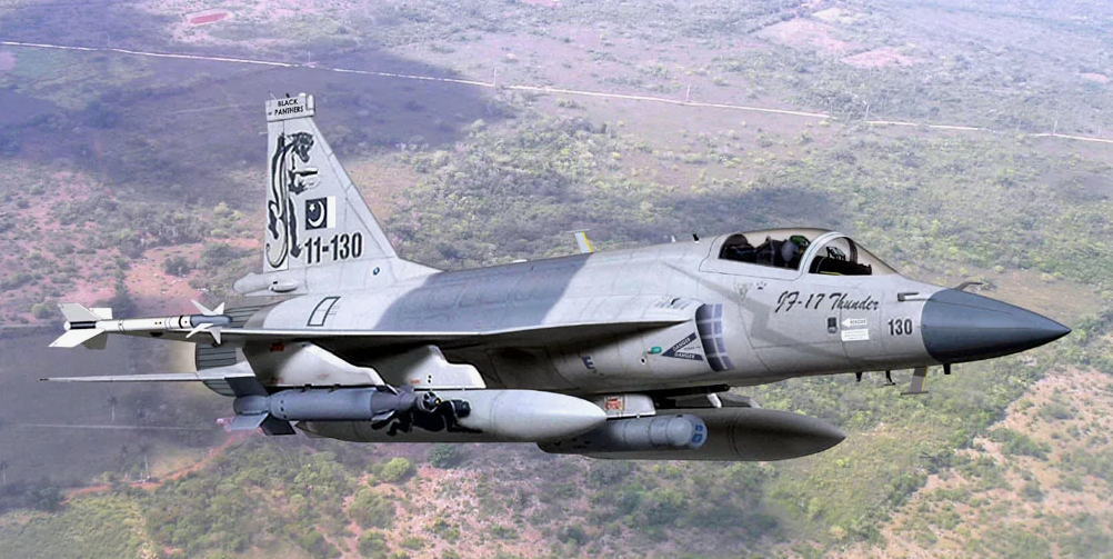 Узнать можно с большим трудом, но создатель JF-17, знаменитый китайский конструктор доктор Ян Вэй называет своё детище частью линейки МиГ-21. Фото ВВС Пакистана.