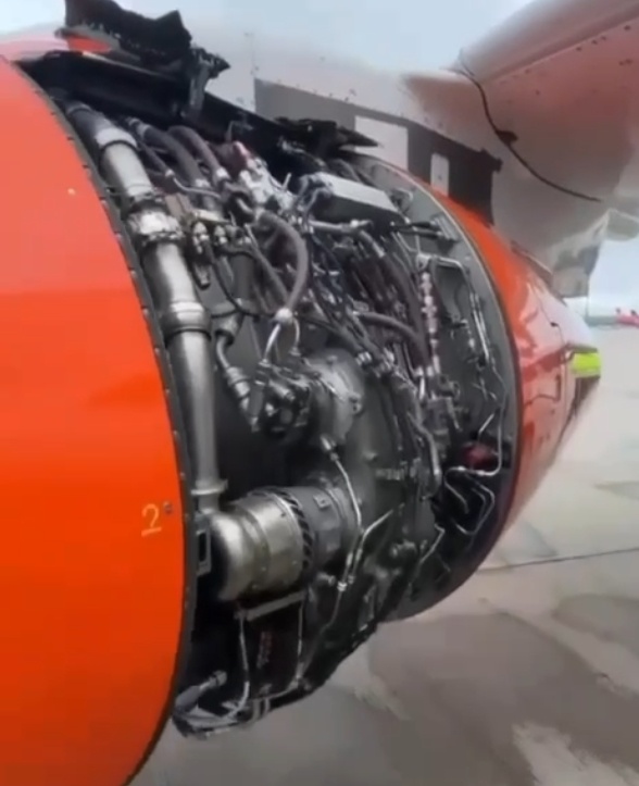   Капот двигателя Superjet-100 вырвало прямо в воздухе