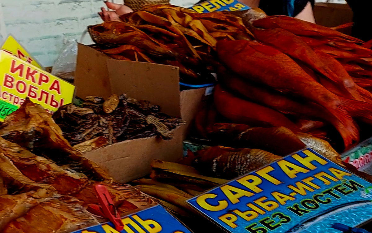Рыбный прилавок на Центральном рынке Анапы — барабулька холодного копчения, вобла с икрой и другие черноморские деликатесы. Авторское фото, лето 2025