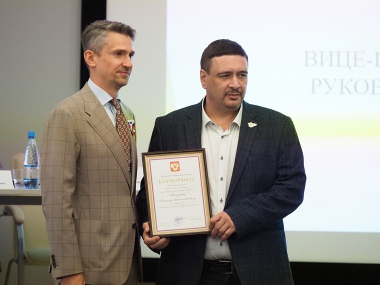 Михаил Белоусов (справа) получил благодарность от Путина. Фото: tg-канал "Общественная Палата Курганской области