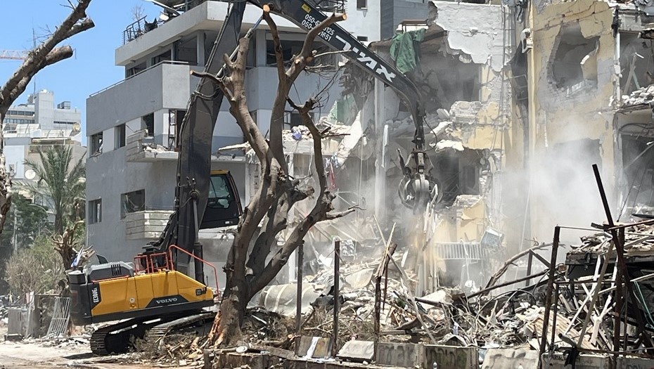    Разбор завалов на месте падения иранской ракеты в Тель-Авиве, 16.06.2025. Автор фото: Андрей Широков / ТАСС