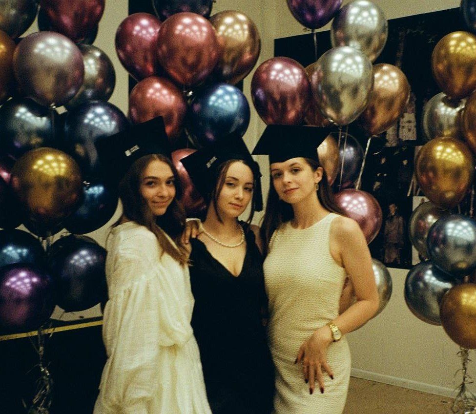 Это я с одногруппницами на выпускном. ( я - справа). Фото не очень четкое, но воспоминания отличные!