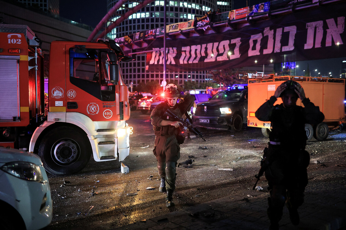 Сотрудники правоохранительных органов на месте последствий ракетного удара Ирана в Тель-Авиве, Израиль, 14 июня 2025 года    📷