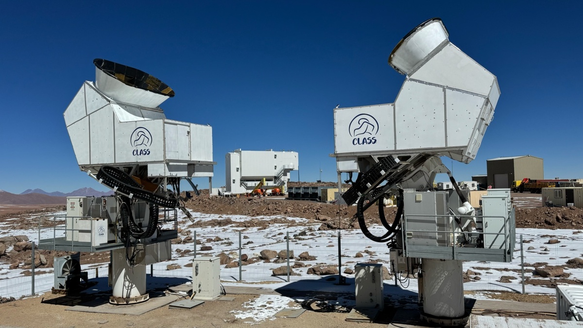 Обсерватория Cosmology Large Angular Scale Surveyor (CLASS) в пустыне Атакама в Чили.(Cosmology Large Angular Scale Surveyor-Обзорный телескоп для изучения крупномасштабных космологических структур)