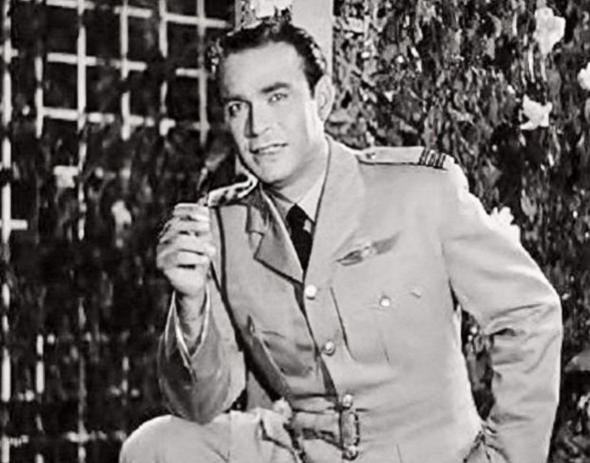 https://upload.wikimedia.org/wikipedia/commons/8/83/Mahmoud_Zulfikar_1948.jpg