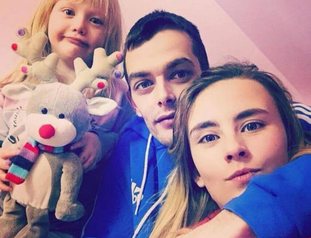 Фотография Алеши с отцом и его девушкой