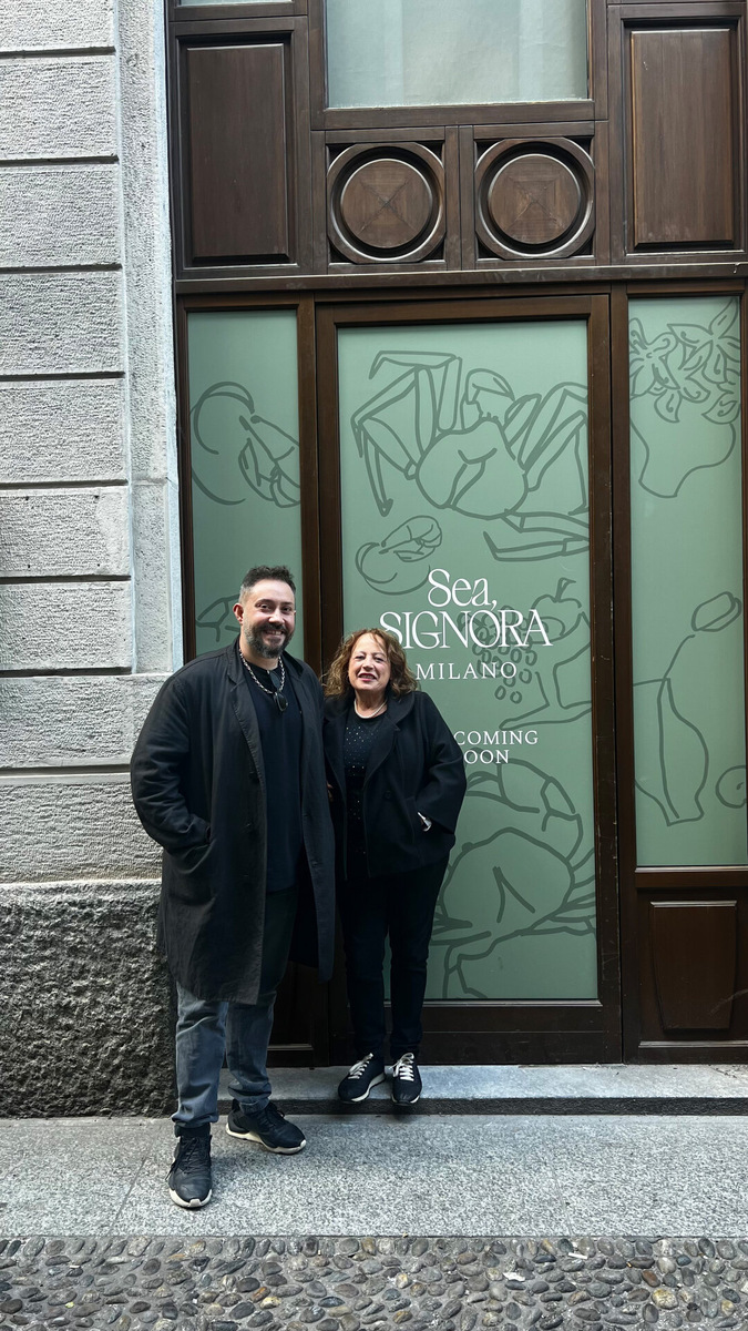    Антонио Фреза и его мама Инкороната Пальма передают привет из Милана, где уже этим летом откроется филиал сифуд-ресторана Sea, Signora Фото: Архив Антонио Фреза