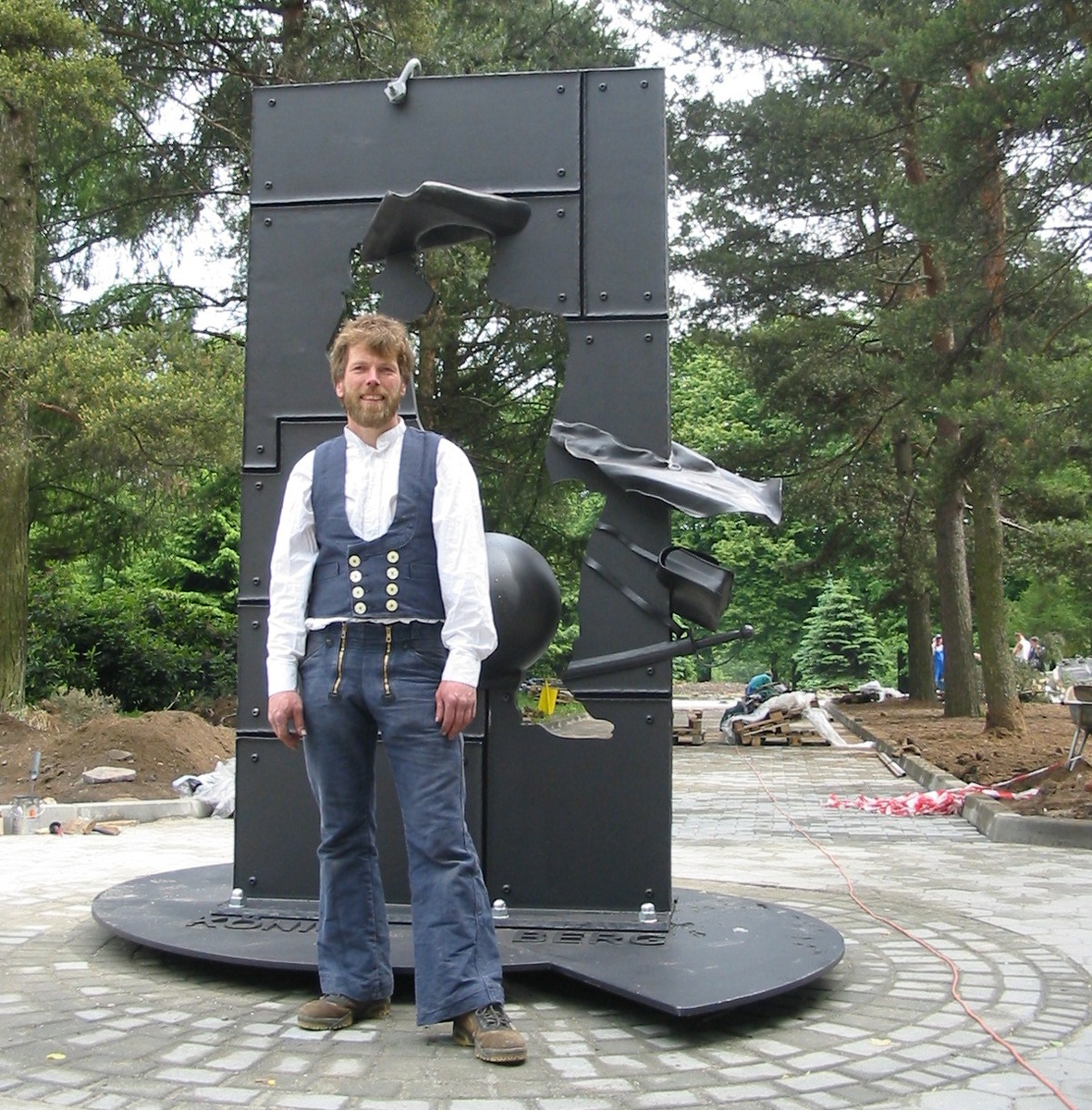 Скульптор Георг Петау и его стальное детище. 17 июня 2005-го