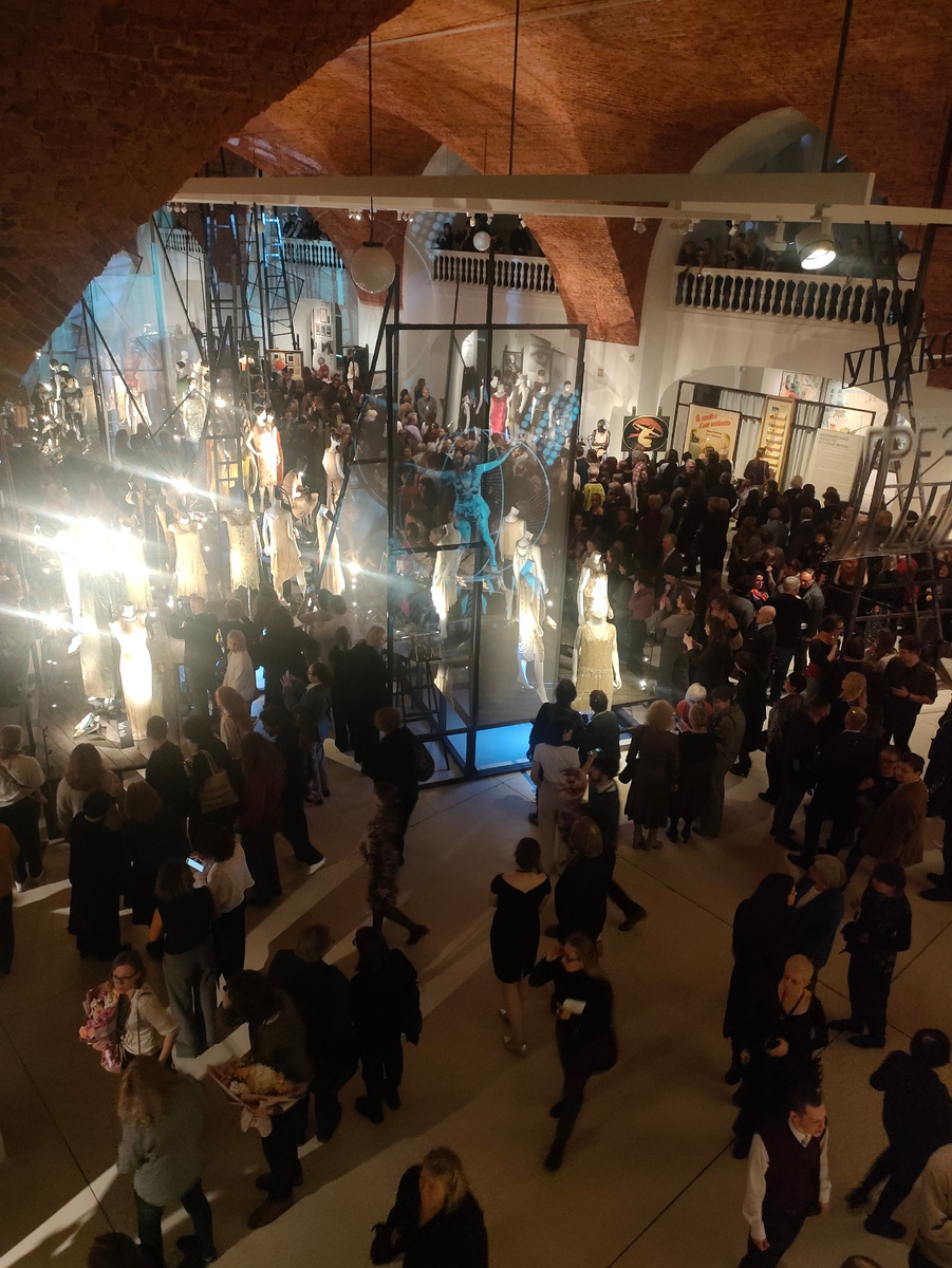 Открытие выставки "Упакованные грёзы" 29 апреля 2025 года. Публика заполнила Манеж Малого Эрмитажа стремительно..Источник: Архив автора 