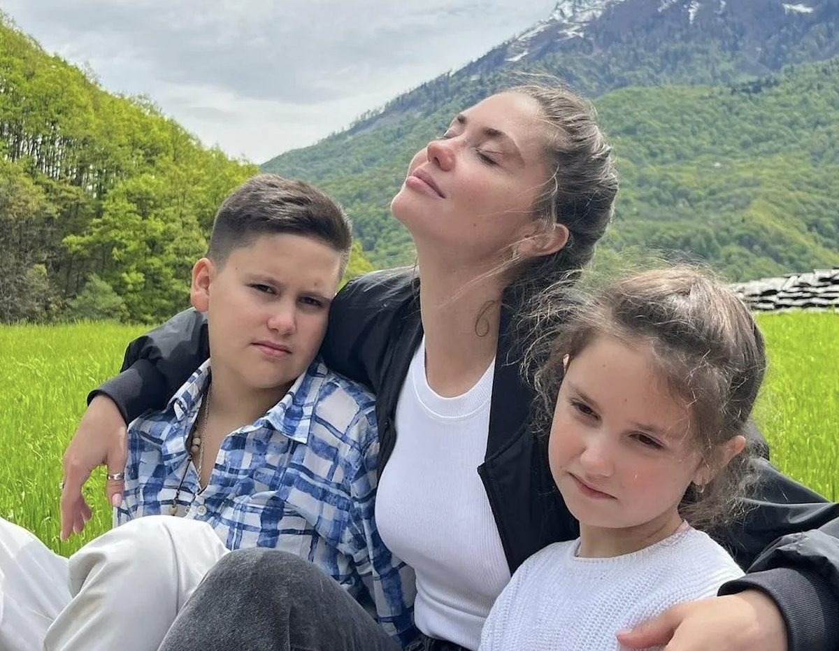    Агата Муцениеце с детьми. Фото: cоциальные сети