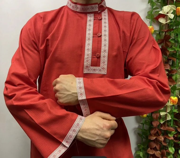 Косоворотку можно купить чуть более, чем за две тысячи рублей
Фото: Авито